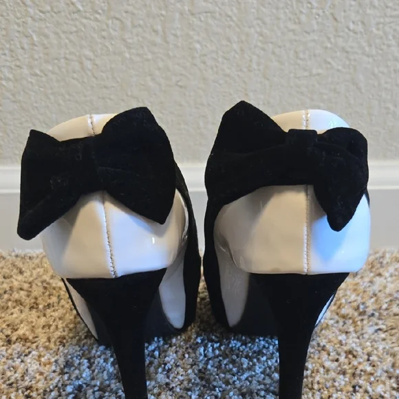 Elegant Black and White Peep Toe Heels - Picture 4 of 4